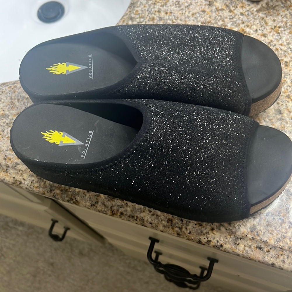 Volatile low platform shoes